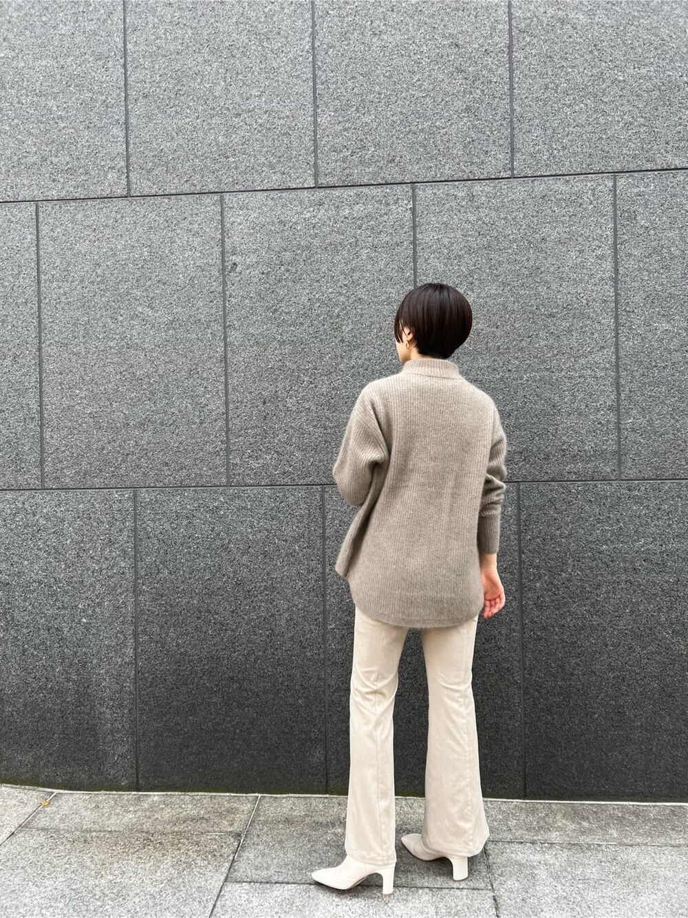 ホワイト系のその他シューズ、イエロー系のその他アウター、ベージュ系のその他パンツを着用したレディースの秋コーディネートの5枚目の写真