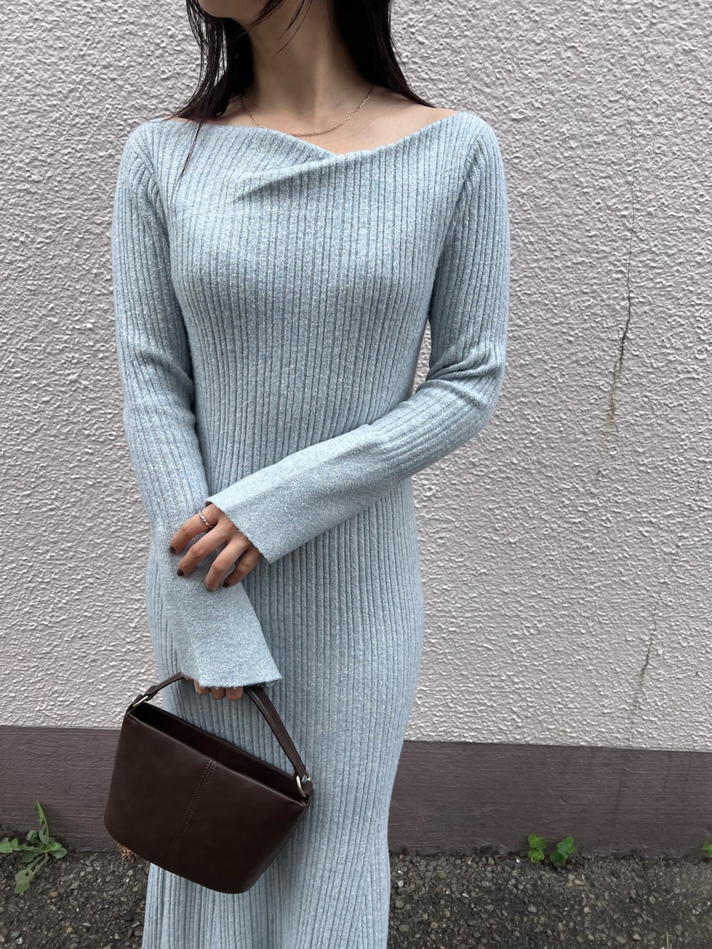 ブルー系のワンピース、ブラウン系のブーツ、ブラック系のその他アウターを着用したレディースの秋コーディネートの4枚目の写真