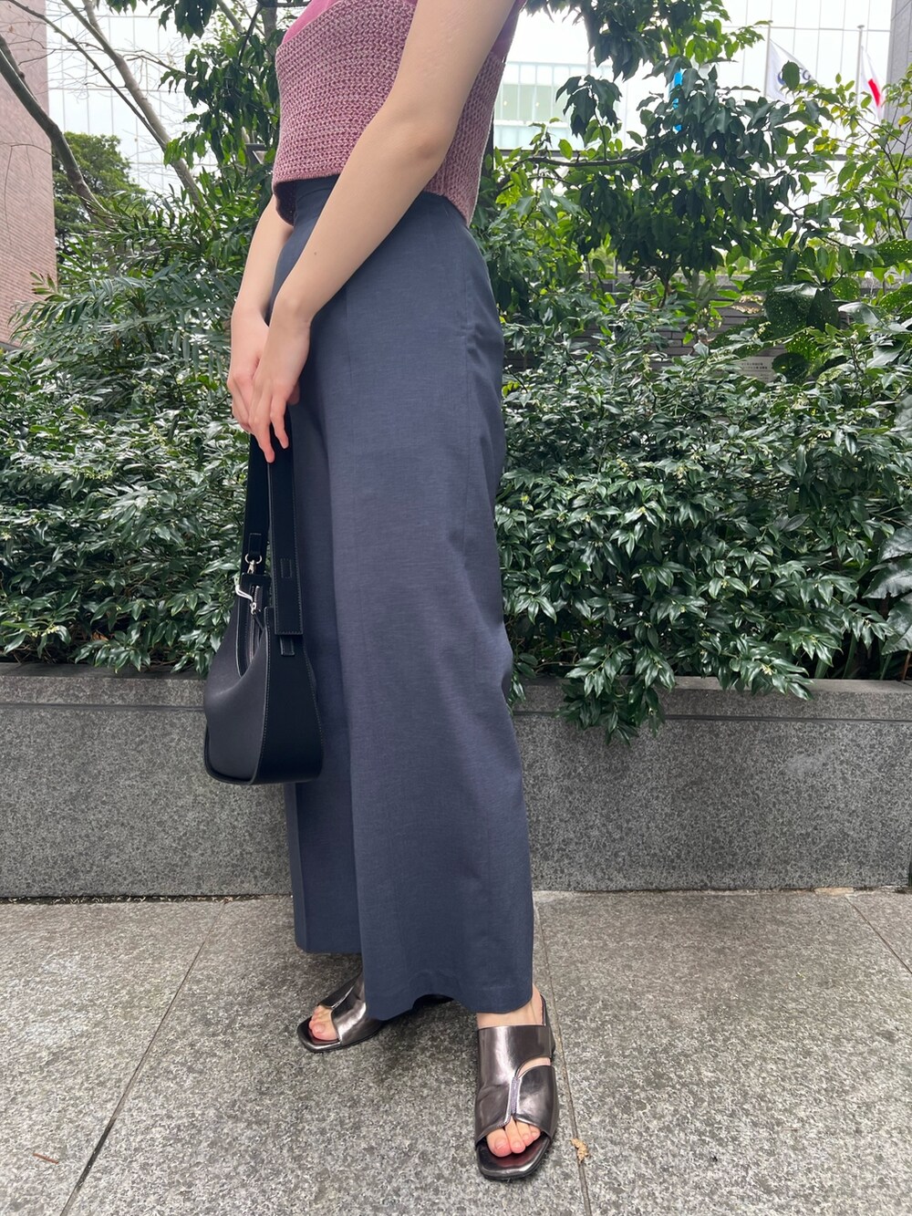 その他のサンダル、ブラック系のハンドバッグ、ピンク系のニット/セーターを着用したレディースの春コーディネートの7枚目の写真