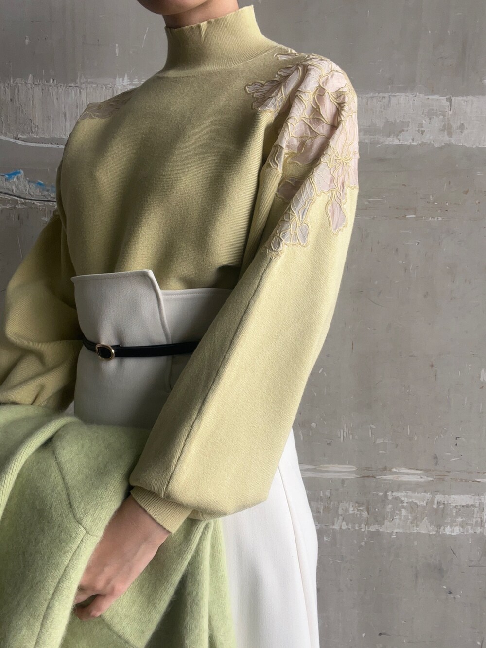 ベージュ系のブーツ、イエロー系のニット/セーター、グリーン系のカーディガン/ボレロを着用したレディースの秋コーディネートの6枚目の写真