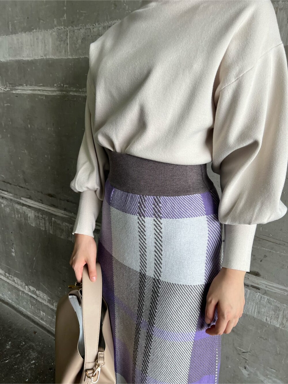 ホワイト系のニット/セーター、レッド系のブーツ、パープル系のスカートを着用したレディースの秋コーディネートの9枚目の写真