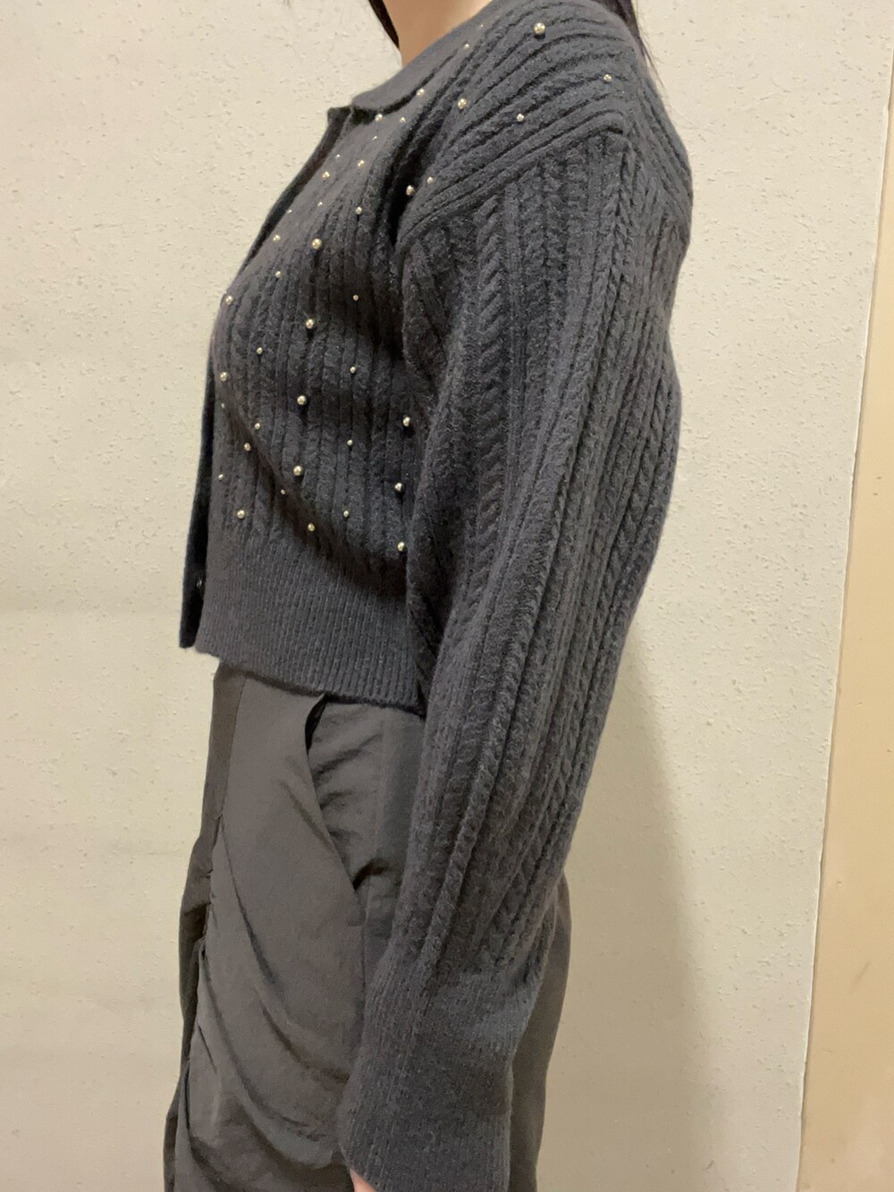 ブラック系のブーツ、グレー系のニット/セーター、ブラウン系のスカートを着用したレディースの秋コーディネートの5枚目の写真