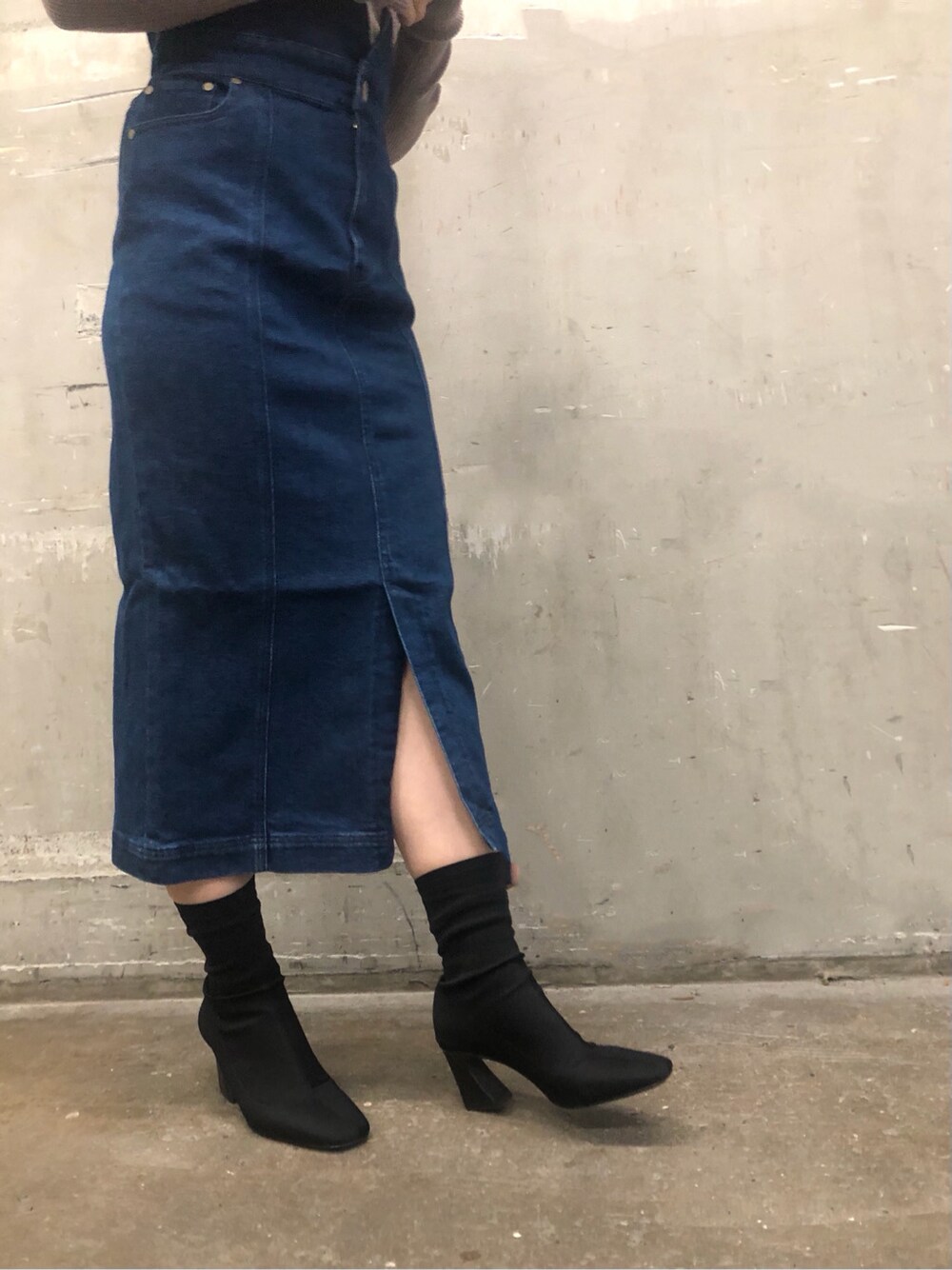 ベージュ系のニット/セーター、ブルー系のスカートを着用したレディースの冬コーディネートの7枚目の写真