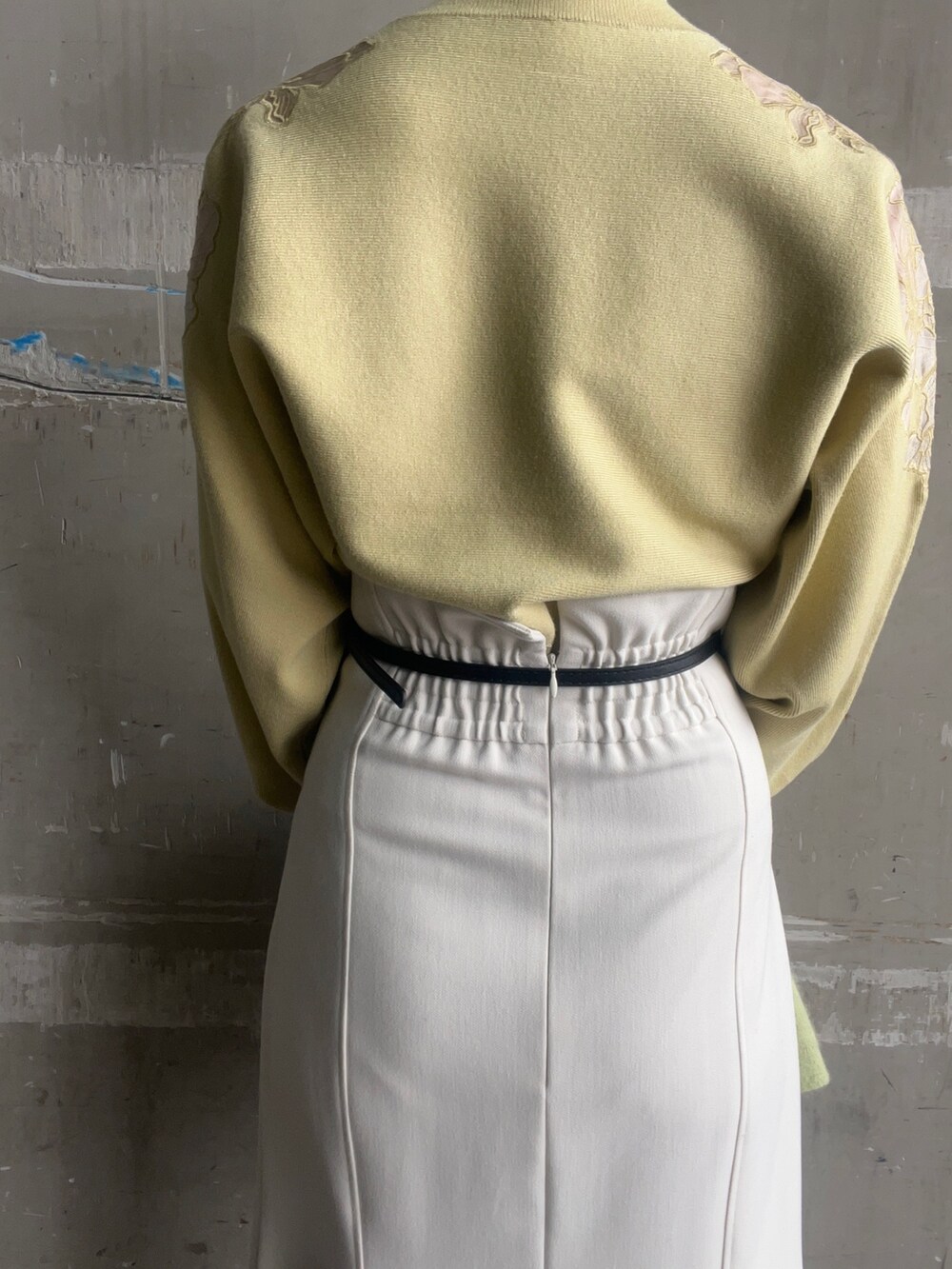 ベージュ系のブーツ、イエロー系のニット/セーター、グリーン系のカーディガン/ボレロを着用したレディースの秋コーディネートの7枚目の写真