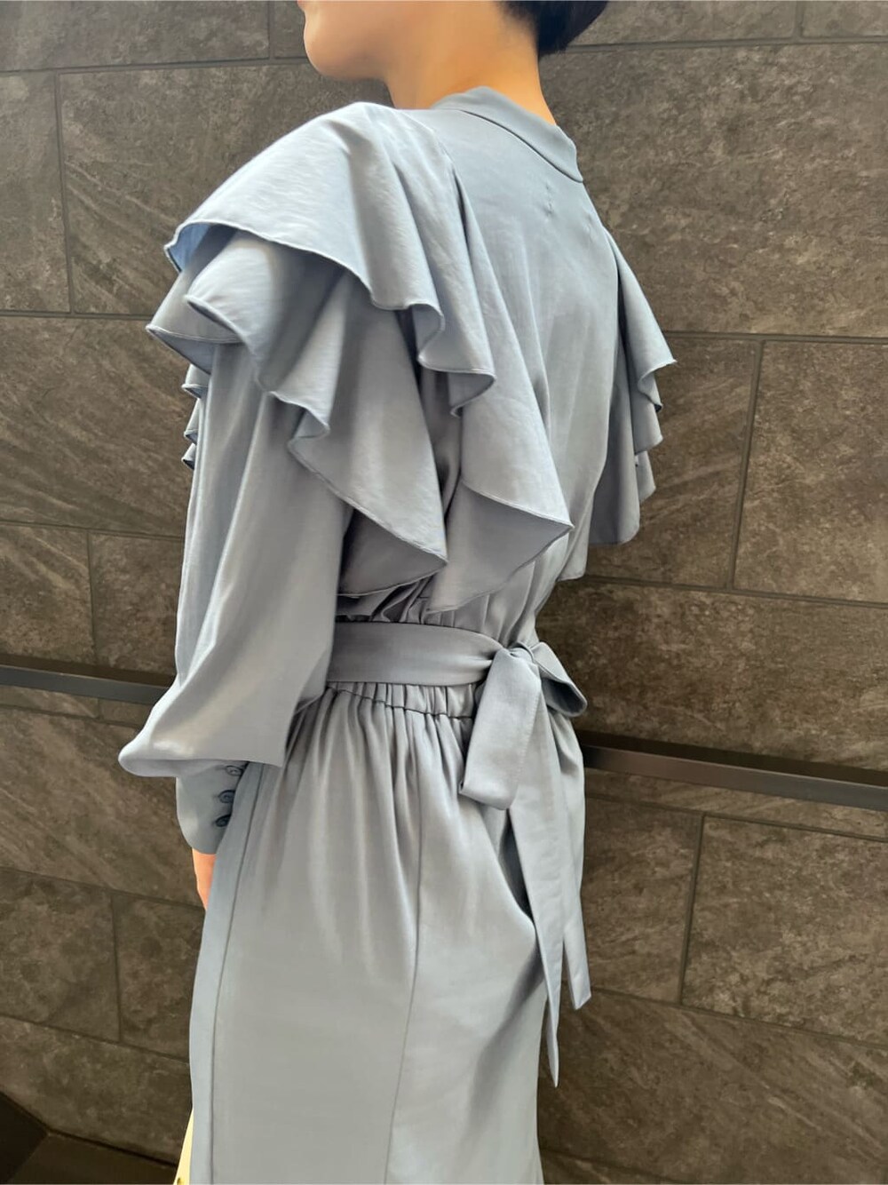 ベージュ系のブーツ、ブルー系のワンピース、ホワイト系のショルダーバッグを着用したレディースの夏コーディネートの5枚目の写真