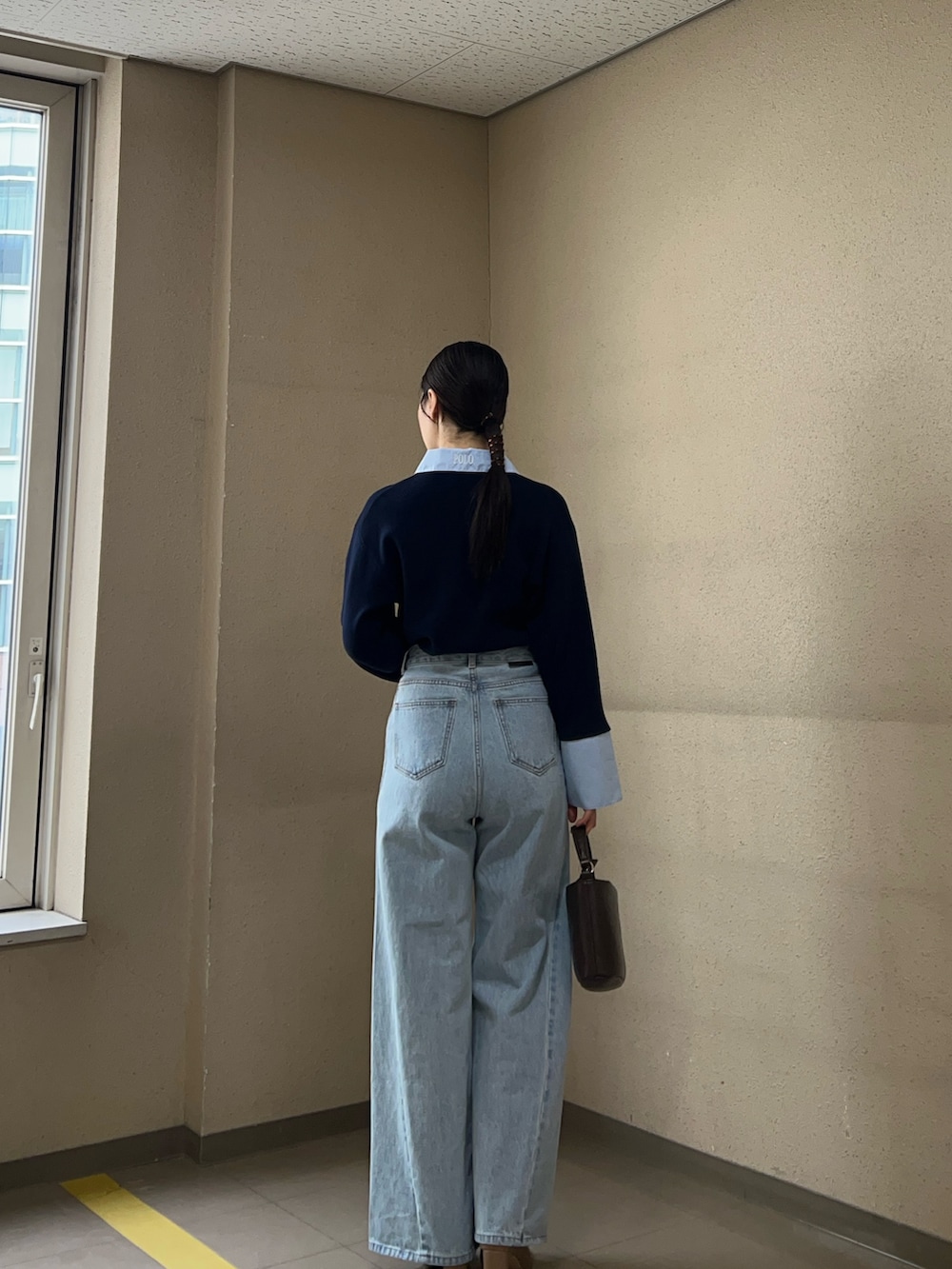 ブルー系のニット/セーター、ブルー系のデニムパンツを着用したレディースの冬コーディネートの2枚目の写真