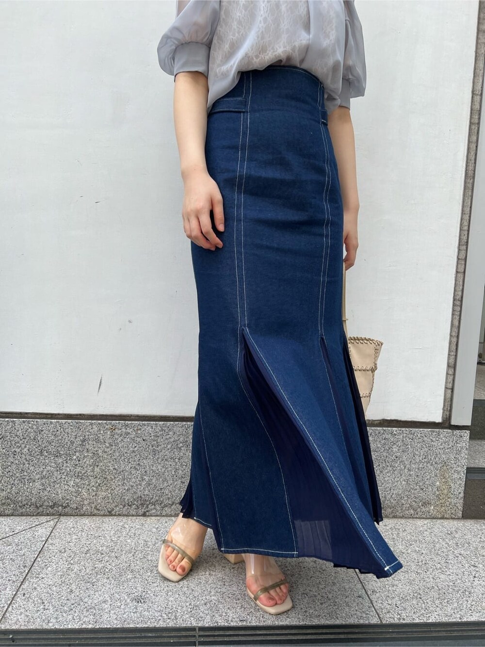 ブルー系のシャツ/ブラウス、グリーン系のサンダル、ブルー系のスカートを着用したレディースの春コーディネートの7枚目の写真