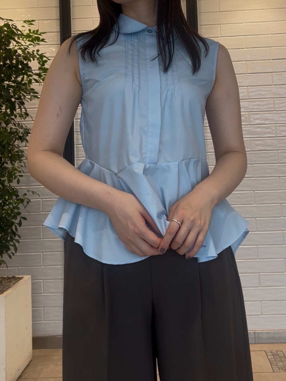 ブルー系のシャツ/ブラウス、グレー系のその他パンツを着用したレディースの夏コーディネートの4枚目の写真