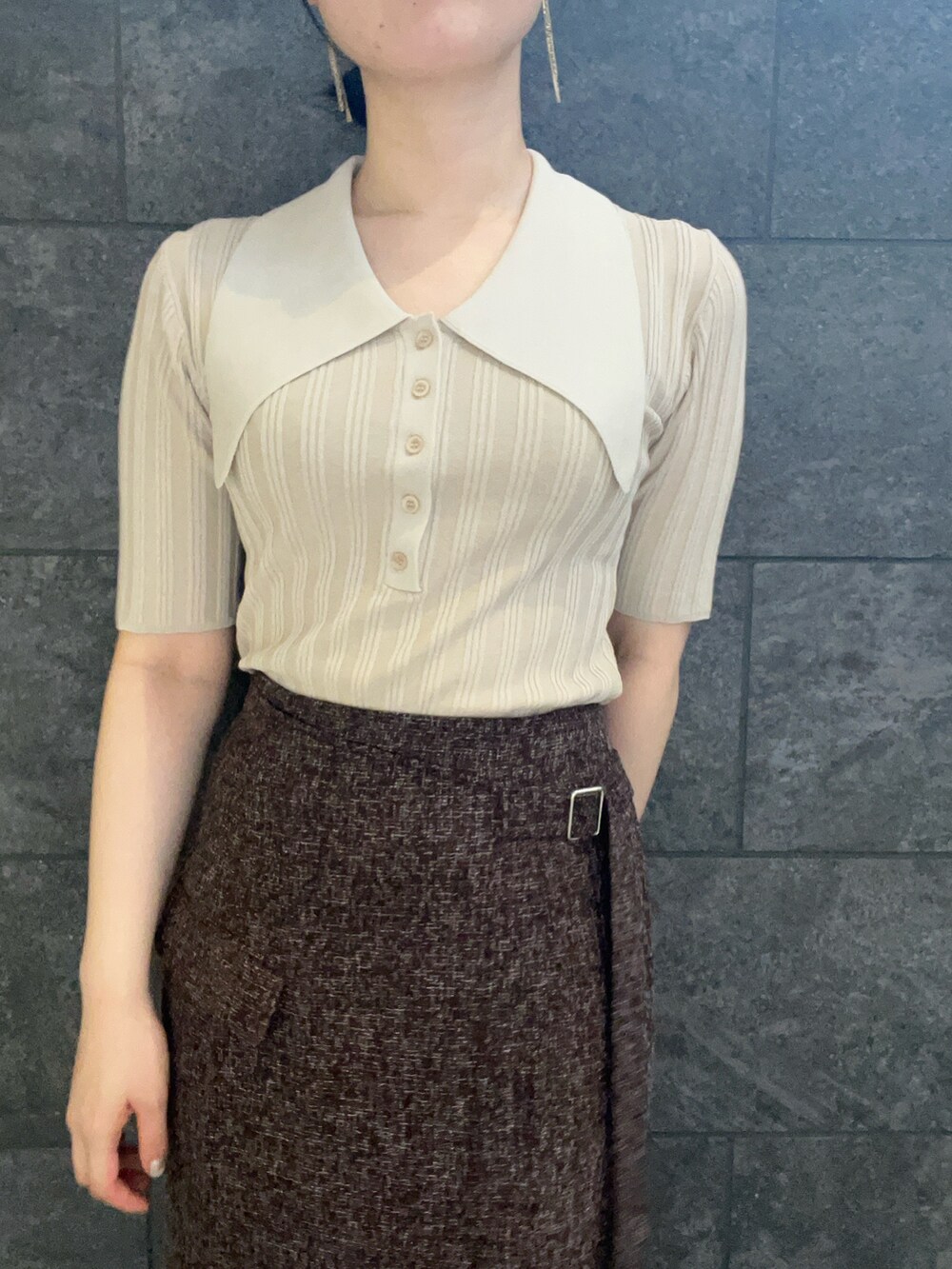 ベージュ系のニット/セーター、ブラウン系のスカートを着用したレディースの夏コーディネートの4枚目の写真