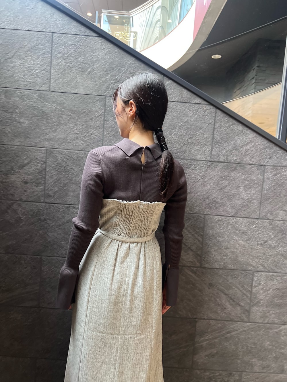 ブラック系のブーツ、ブルー系のワンピースを着用したレディースの秋コーディネートの6枚目の写真