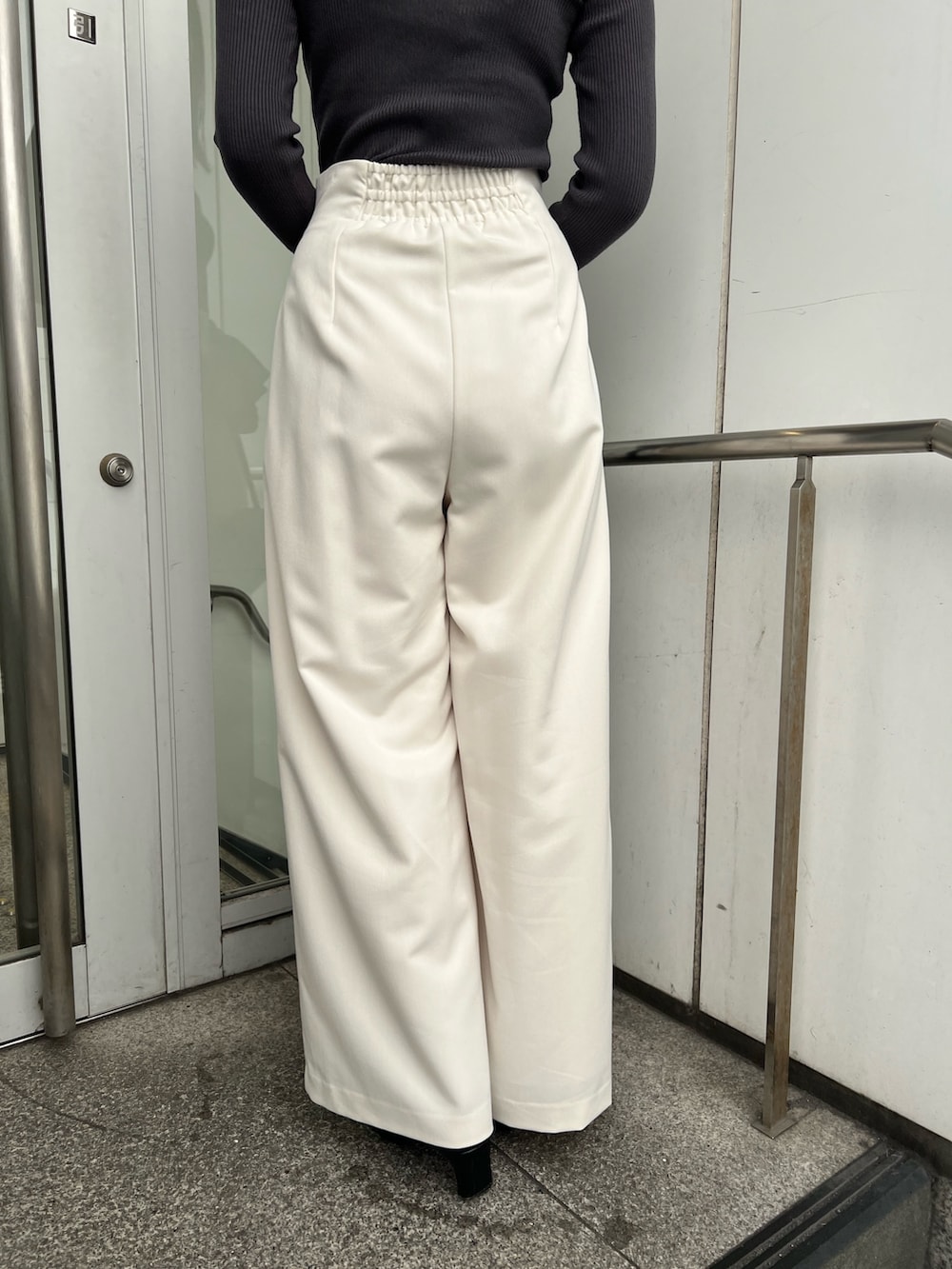 ブラック系のブーツ、ブラック系のショルダーバッグ、グレー系のカーディガン/ボレロを着用したレディースの秋コーディネートの9枚目の写真