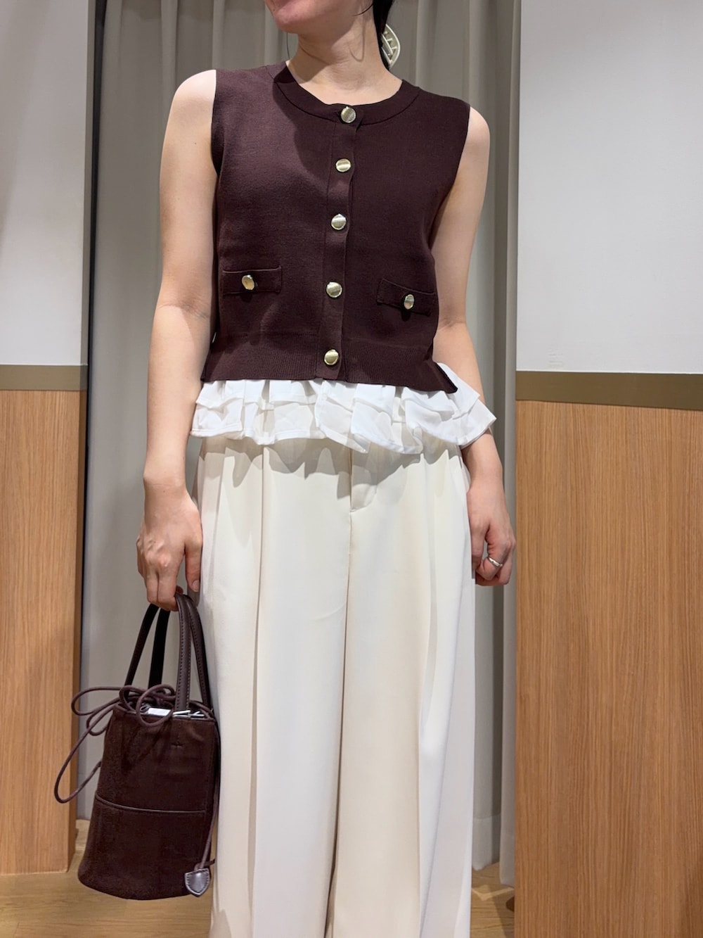 ブラウン系のニット/セーター、ホワイト系のその他パンツを着用したレディースの夏コーディネートの4枚目の写真