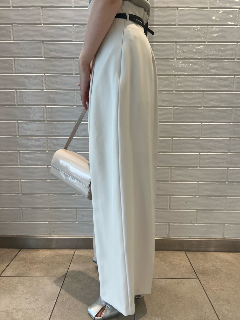 シルバー系のパンプス、グリーン系のニット/セーター、ホワイト系のその他パンツを着用したレディースの秋コーディネートの8枚目の写真