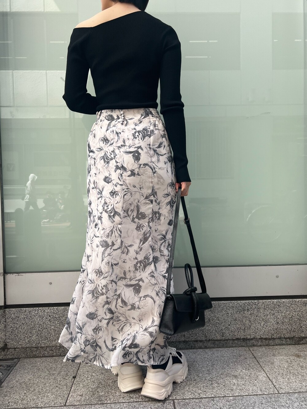 ブラック系のスニーカー、ブラック系のニット/セーター、パープル系のテーラードジャケットを着用したレディースの春コーディネートの8枚目の写真