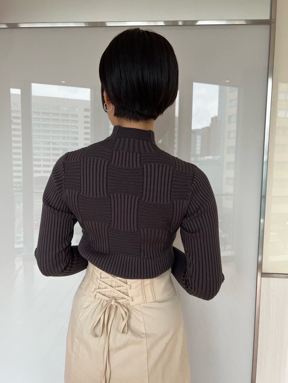 ホワイト系のスカート、グレー系のカーディガン/ボレロ、グレー系のニット/セーターを着用したレディースの冬コーディネートの8枚目の写真