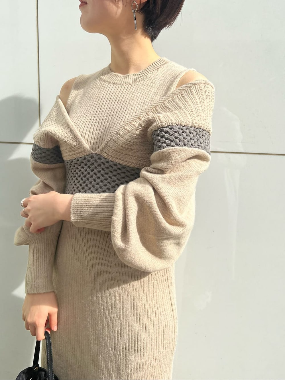 ブラック系のその他シューズ、ベージュ系のワンピース、パープル系のその他アウターを着用したレディースの冬コーディネートの3枚目の写真