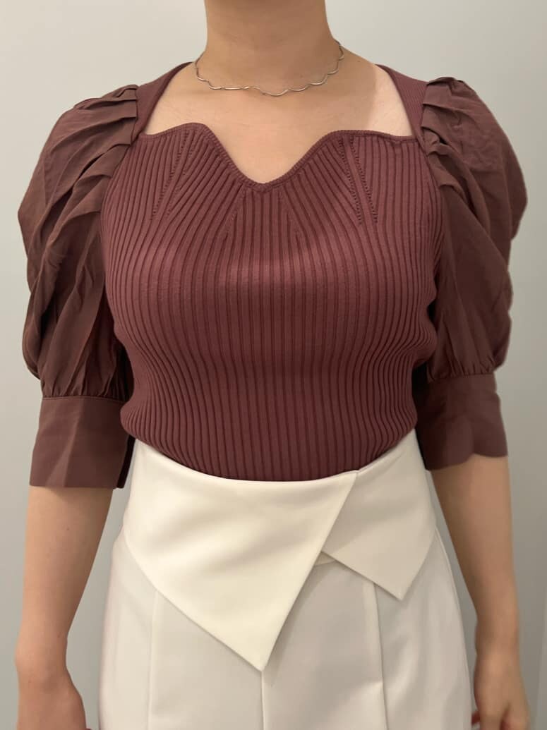 ブラウン系のパンプス、ホワイト系のスカート、ブラウン系のニット/セーターを着用したレディースの夏コーディネートの4枚目の写真