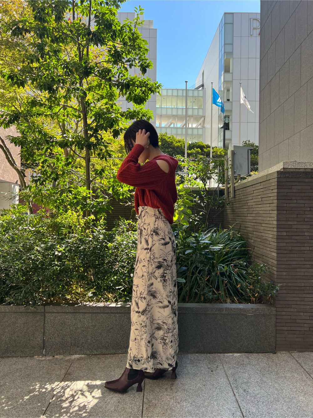 ベージュ系のスカート、ベージュ系のスカート、レッド系のブーツを着用したレディースの秋コーディネートの2枚目の写真