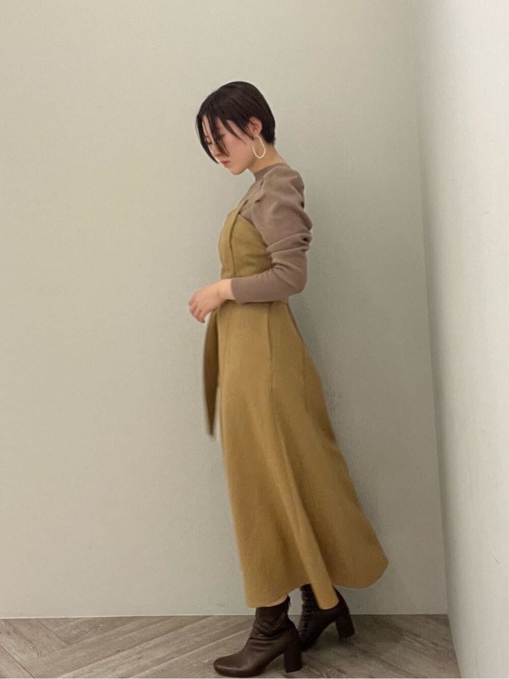 ベージュ系のワンピース、シルバー系のピアス（両耳用）を着用したレディースの夏コーディネートの2枚目の写真