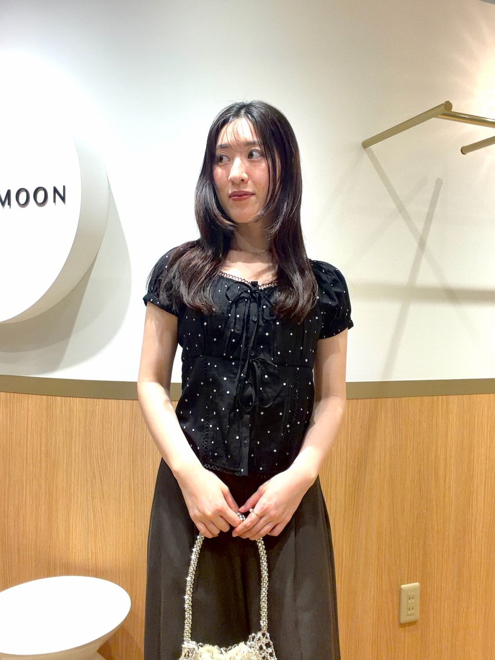 その他のシャツ/ブラウス、グレー系のその他パンツ、ホワイト系のハンドバッグを着用したレディースの春コーディネートの3枚目の写真