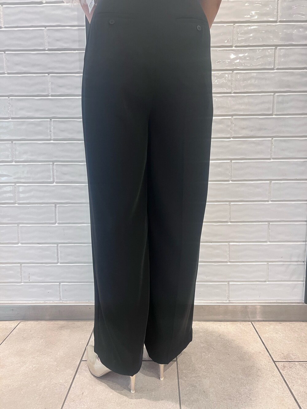 その他のパンツドレス、ゴールド系のパンプス、ゴールド系のクラッチバッグを着用したレディースの春コーディネートの8枚目の写真