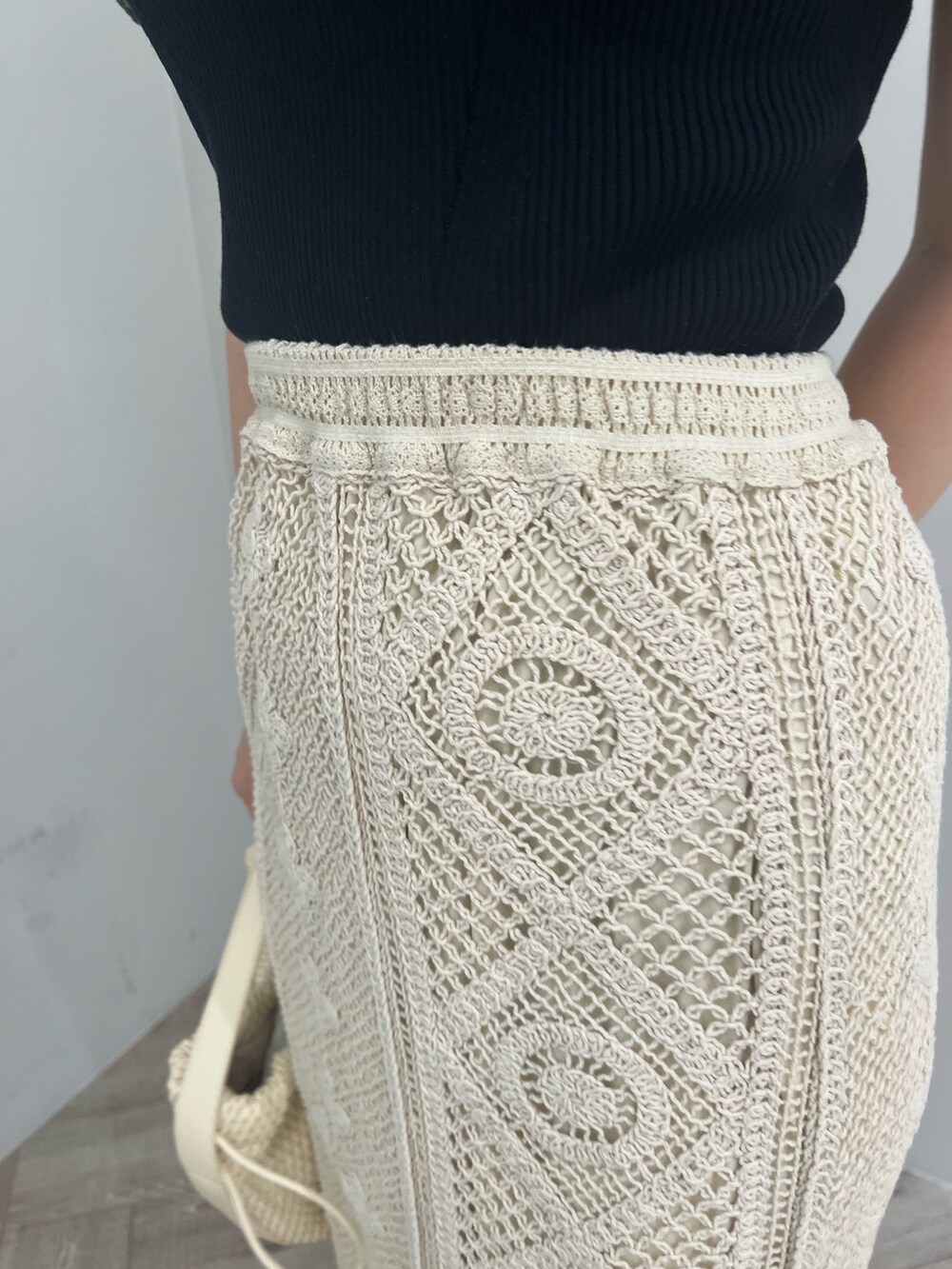 ベージュ系のサンダル、ホワイト系のスカート、ホワイト系のハンドバッグを着用したレディースの夏コーディネートの10枚目の写真