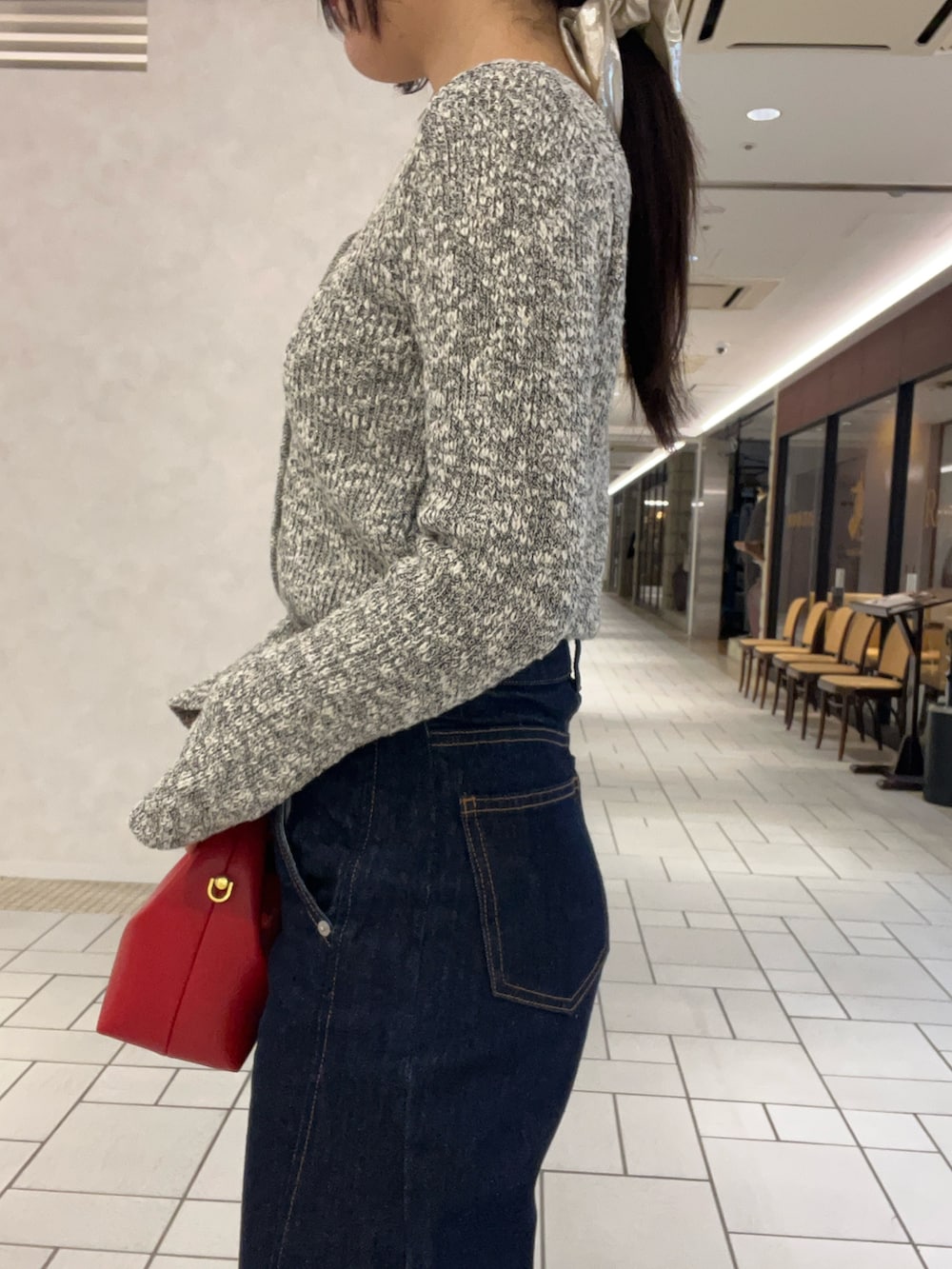 ブルー系のデニムパンツ、グレー系のニット/セーターを着用したレディースの冬コーディネートの5枚目の写真