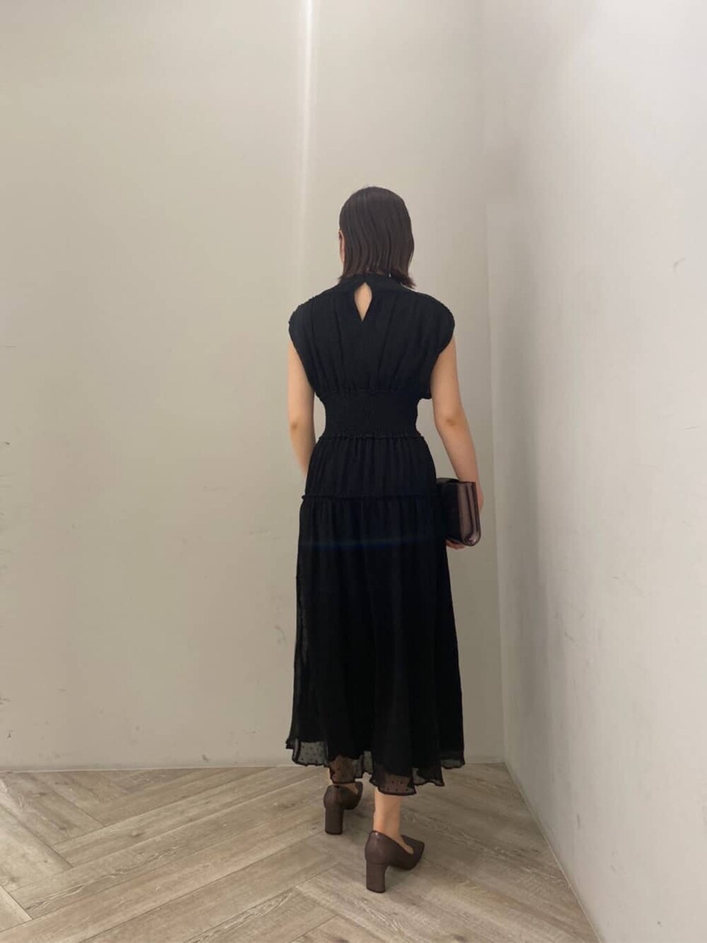 その他のその他シューズ、その他のハンドバッグ、ブラック系のドレスを着用したレディースの夏コーディネートの6枚目の写真