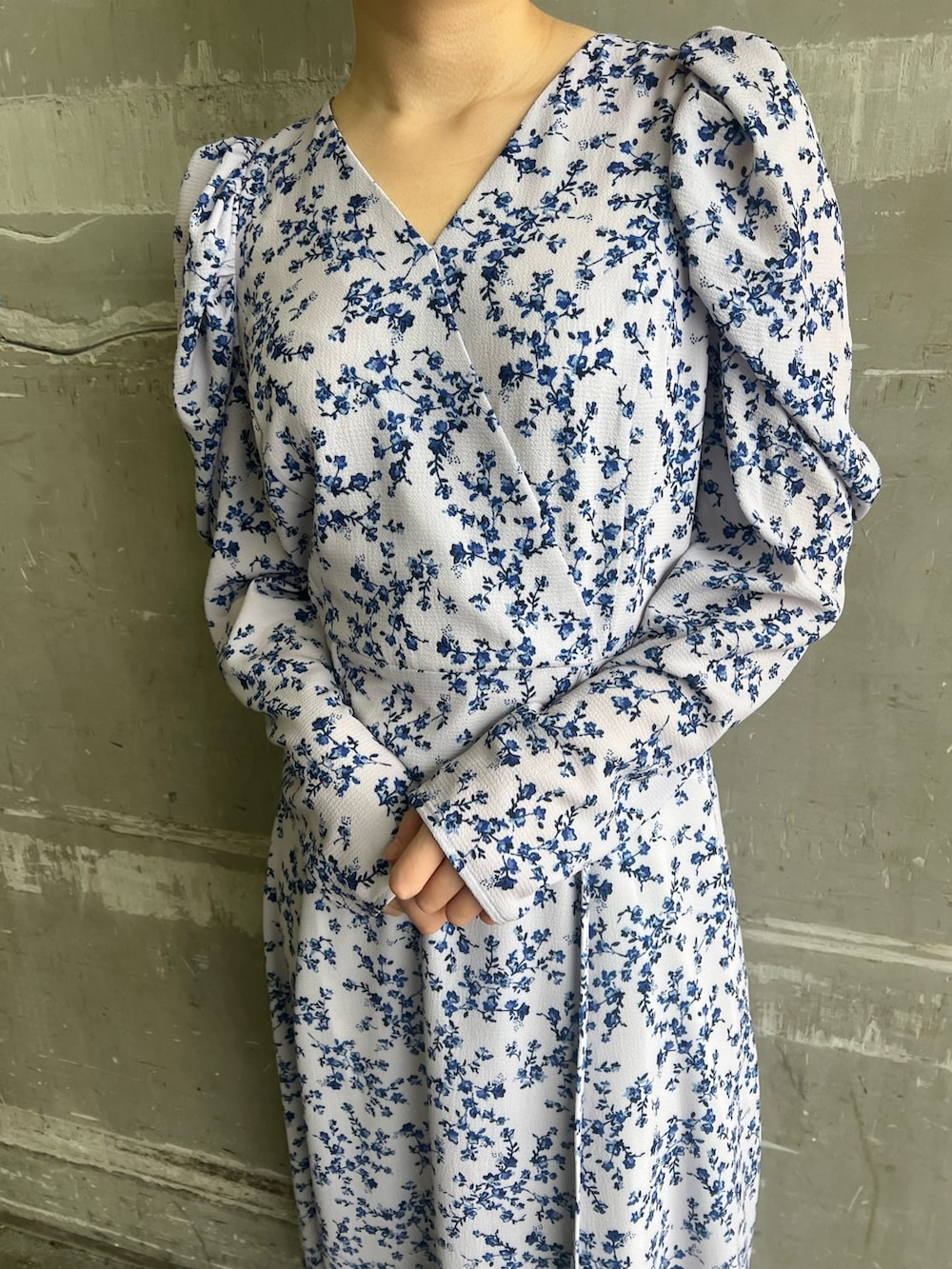 ベージュ系のブーツ、パープル系のワンピースを着用したレディースの冬コーディネートの4枚目の写真