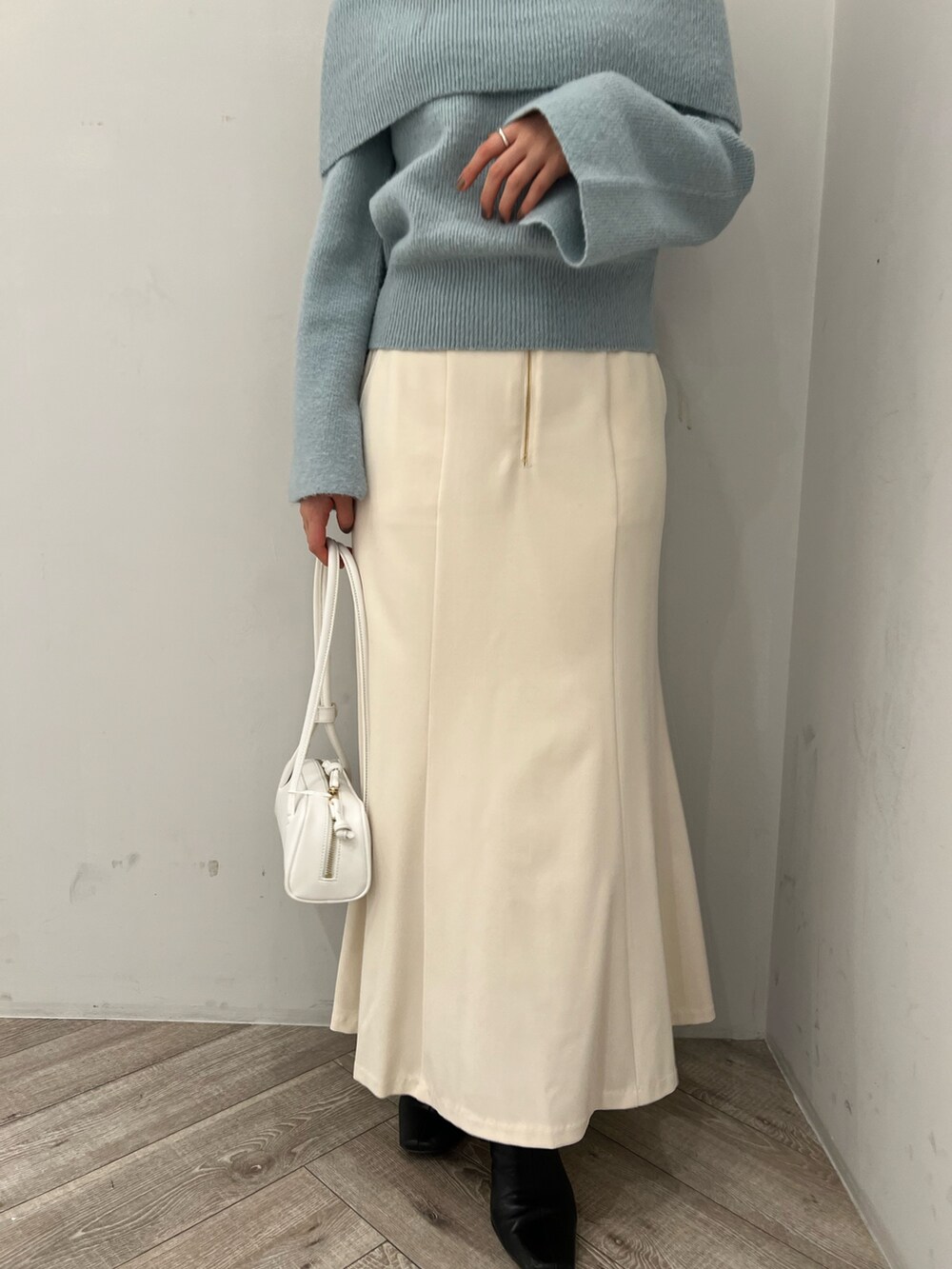 ホワイト系のスカート、グリーン系のニット/セーターを着用したレディースの冬コーディネートの4枚目の写真