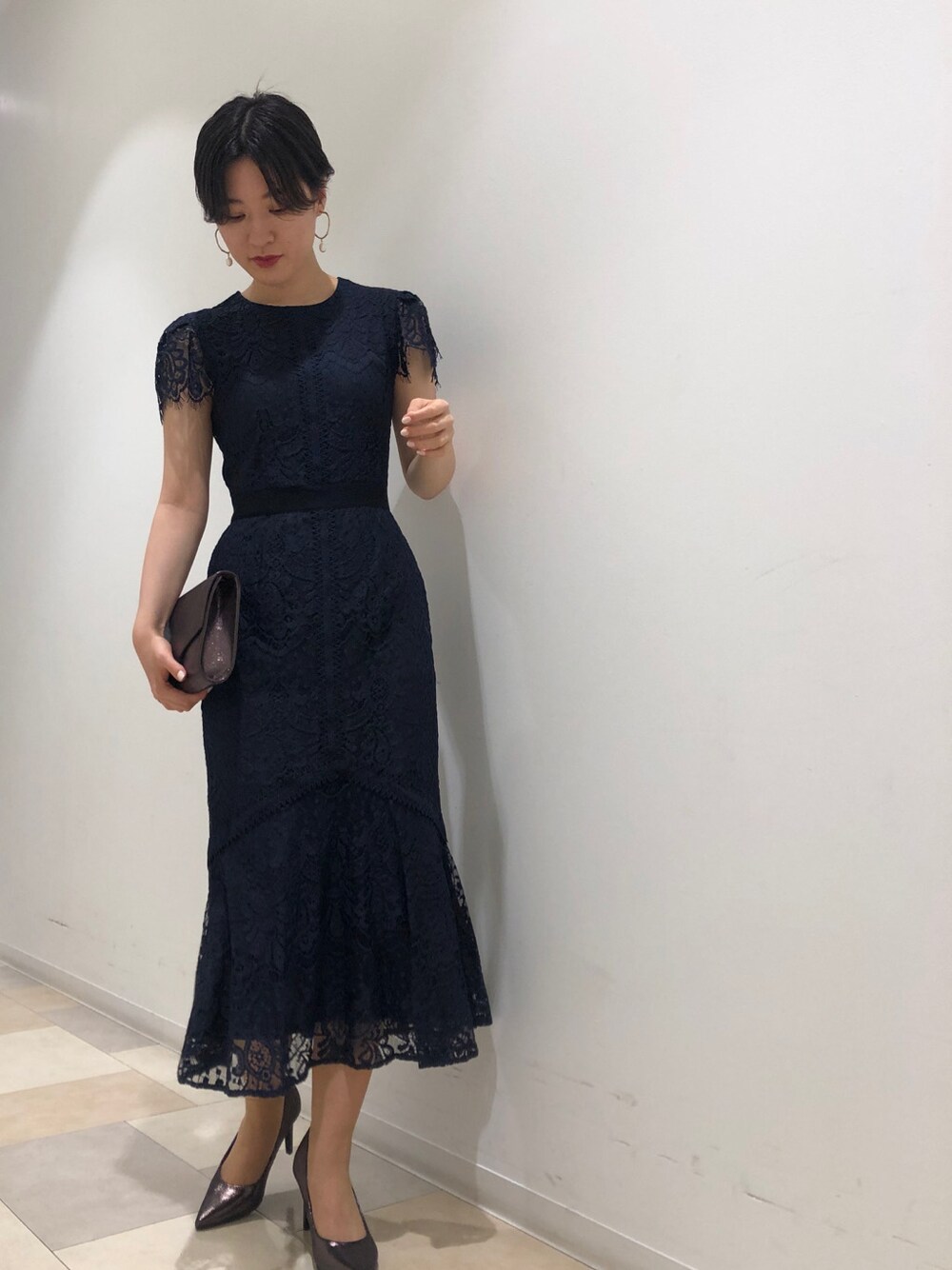 ブルー系のドレスを着用したレディースの秋コーディネートの3枚目の写真