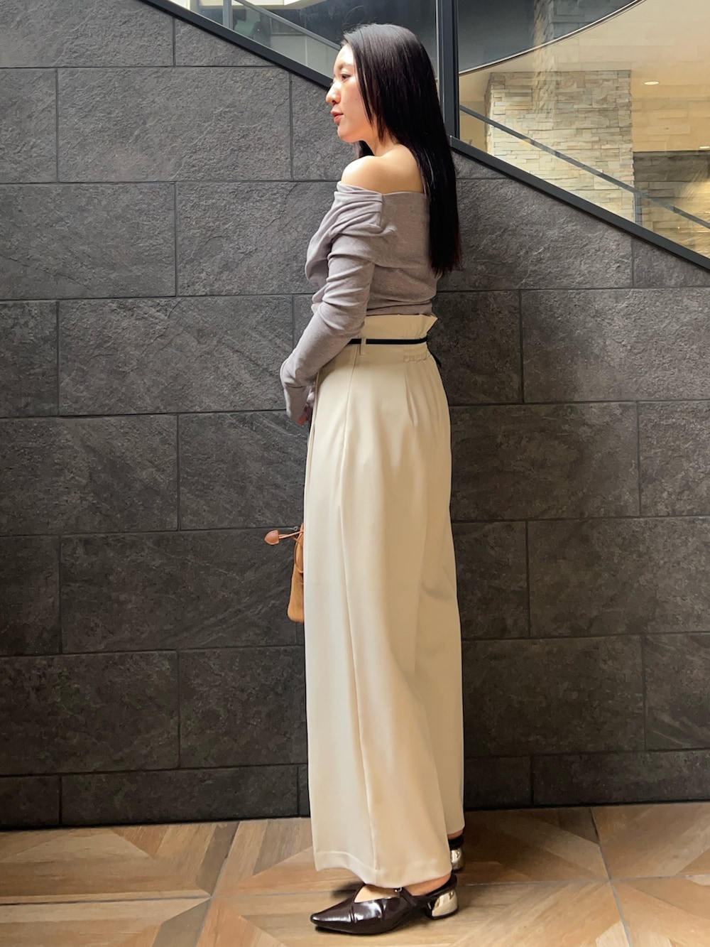 グレー系のTシャツ/カットソー、ホワイト系のその他パンツを着用したレディースの冬コーディネートの2枚目の写真