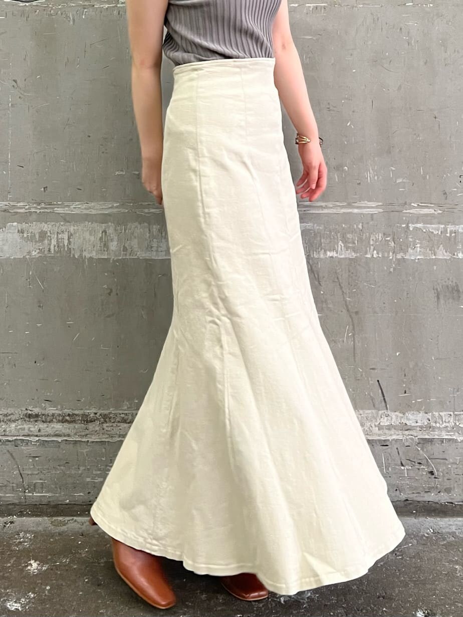 ブラウン系のパンプス、ベージュ系のデニムジャケット、ベージュ系のスカートを着用したレディースの夏コーディネートの9枚目の写真