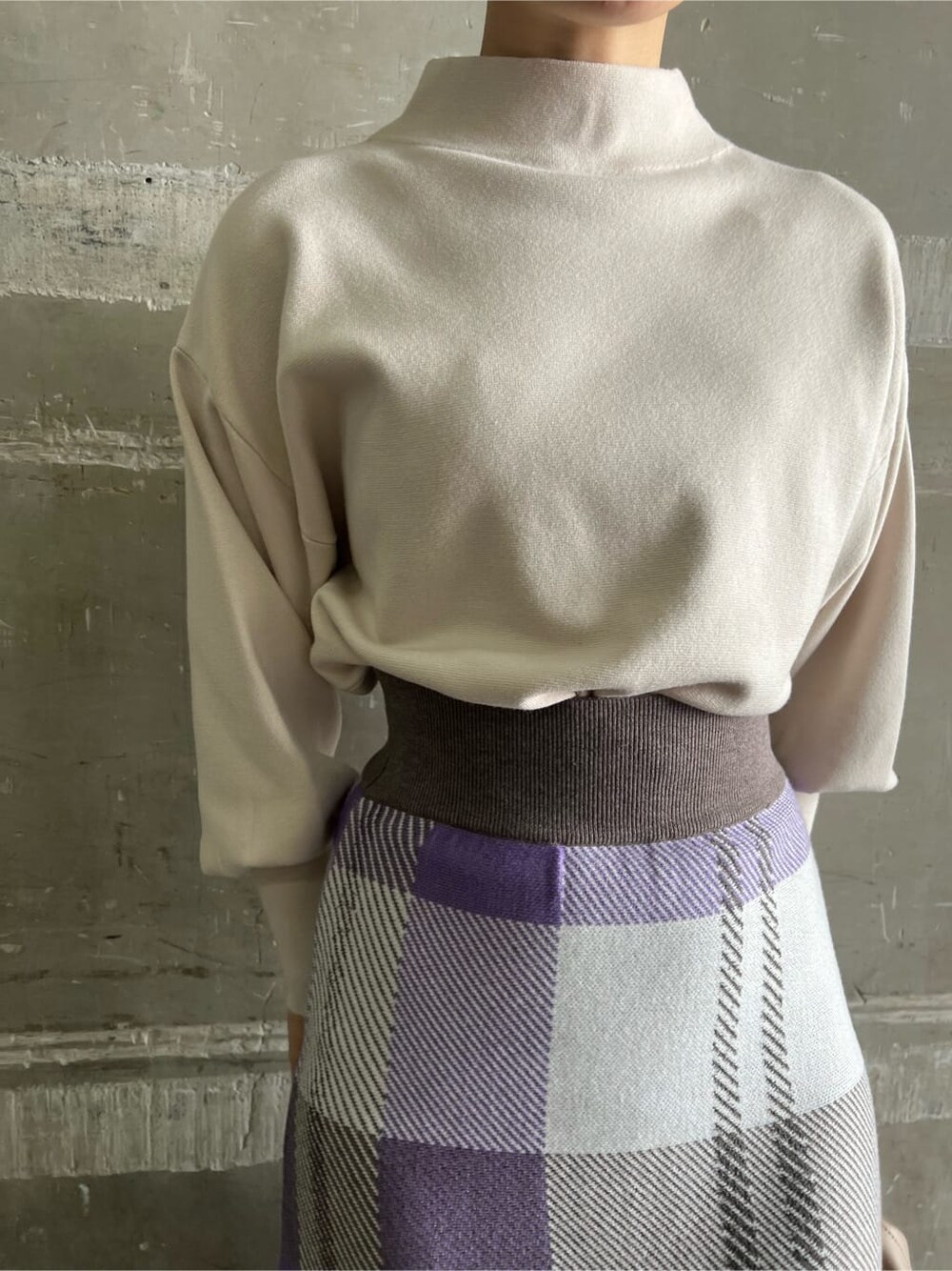 ホワイト系のニット/セーター、レッド系のブーツ、パープル系のスカートを着用したレディースの秋コーディネートの10枚目の写真