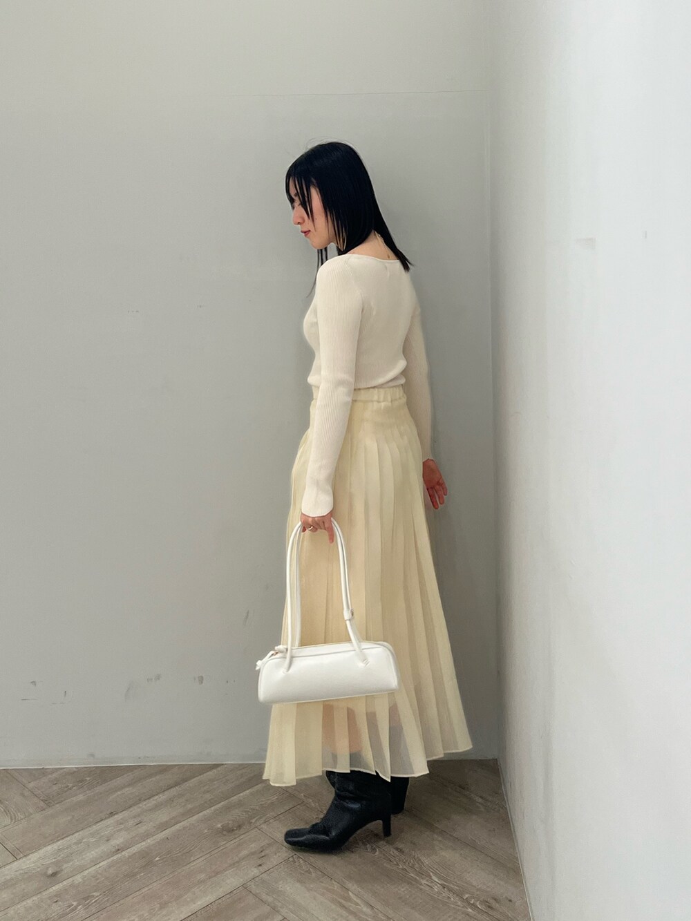 ホワイト系のスカート、ホワイト系のニット/セーターを着用したレディースの冬コーディネートの2枚目の写真