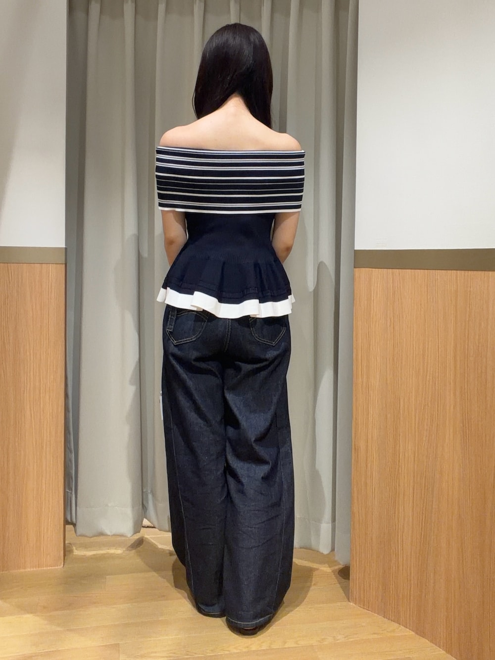 ブルー系のデニムパンツ、ブルー系のニット/セーター、ブラウン系のサンダルを着用したレディースの夏コーディネートの3枚目の写真