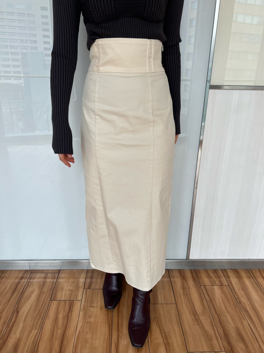 ホワイト系のスカート、グレー系のカーディガン/ボレロ、グレー系のニット/セーターを着用したレディースの冬コーディネートの9枚目の写真