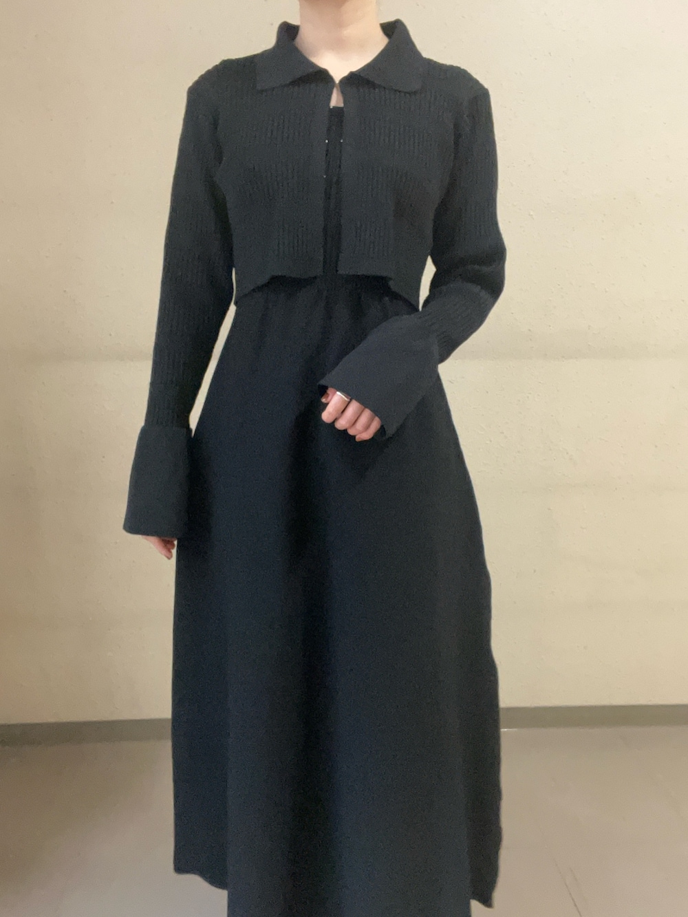 ブラック系のワンピースを着用したレディースの冬コーディネートの3枚目の写真