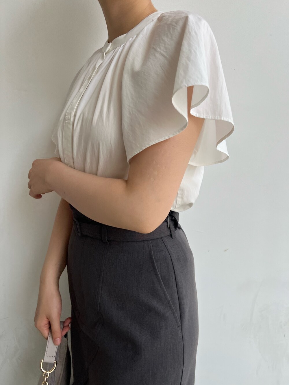 ホワイト系のシャツ/ブラウス、グレー系のスカート、ベージュ系のサンダルを着用したレディースの夏コーディネートの9枚目の写真