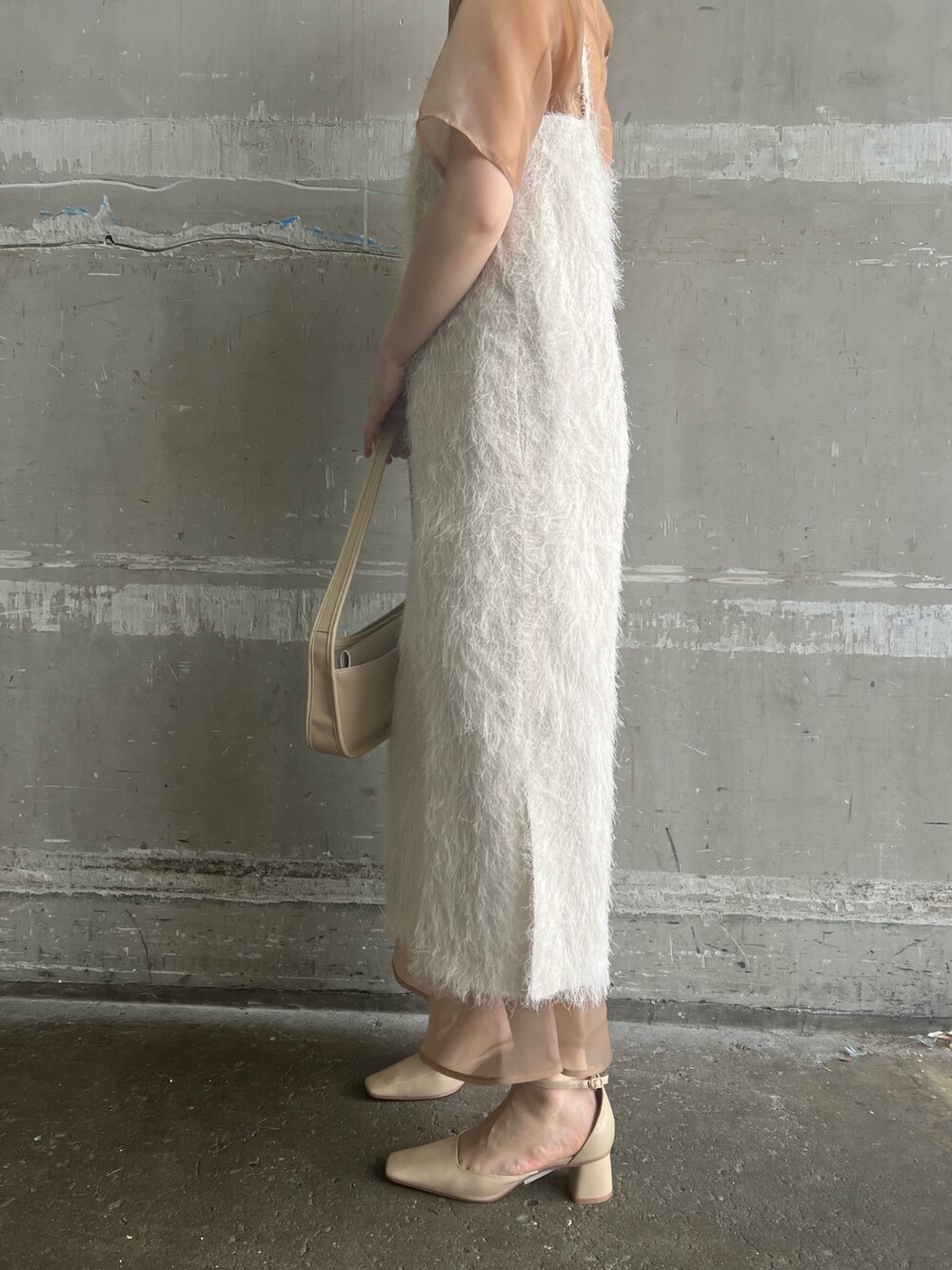 ベージュ系のパンプス、ベージュ系のハンドバッグ、ベージュ系のドレスを着用したレディースの春コーディネートの7枚目の写真