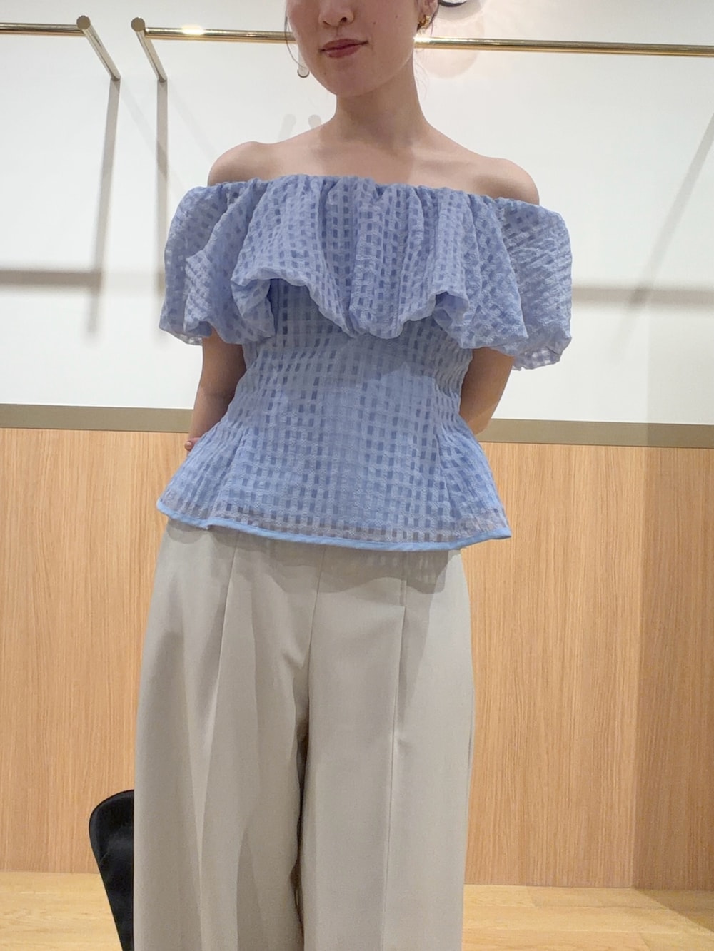 ブルー系のシャツ/ブラウス、ホワイト系のその他パンツ、ブラウン系のサンダルを着用したレディースの夏コーディネートの4枚目の写真