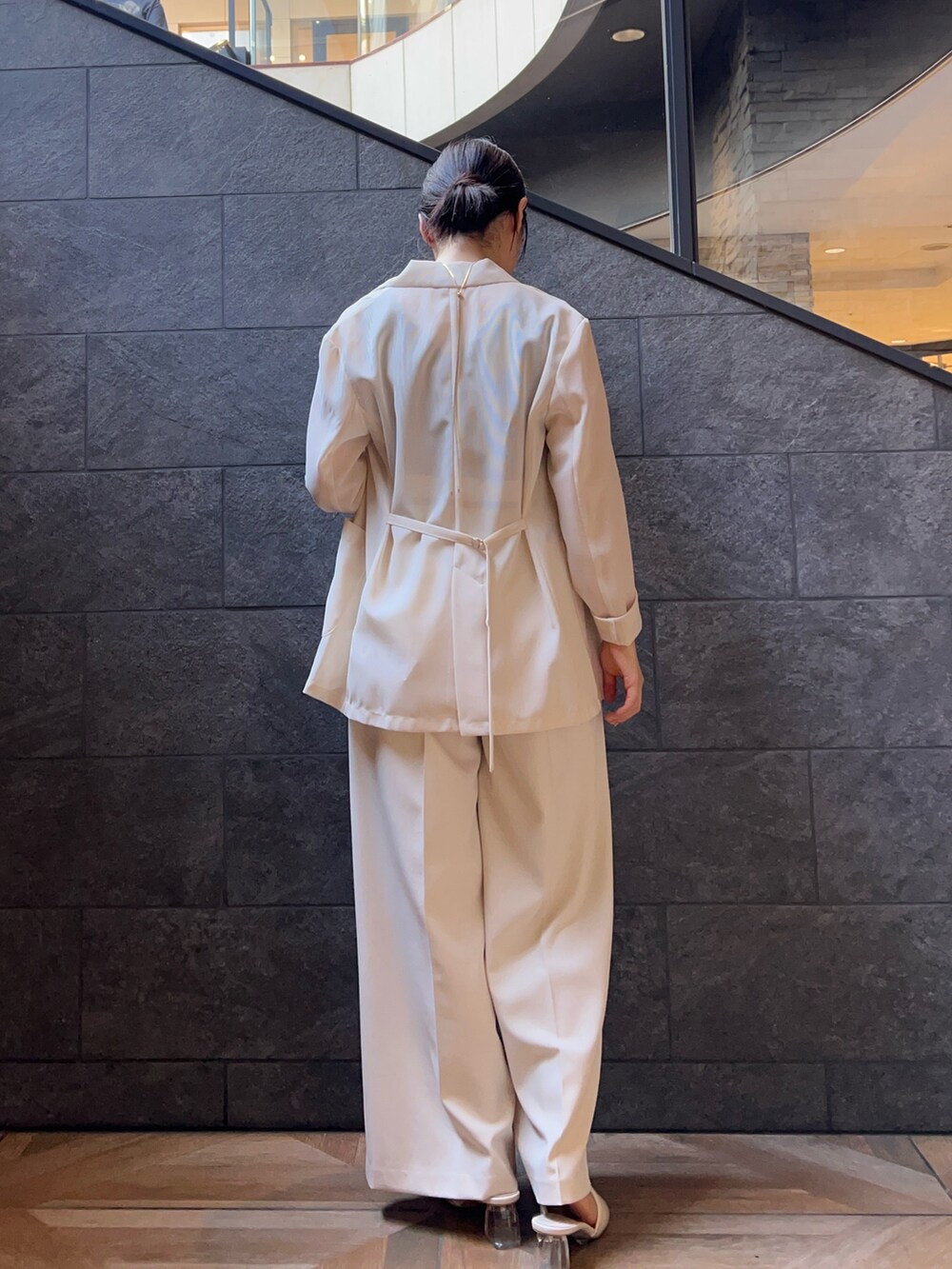 ホワイト系のテーラードジャケット、ホワイト系のその他パンツ、ブラウン系のTシャツ/カットソーを着用したレディースの夏コーディネートの3枚目の写真