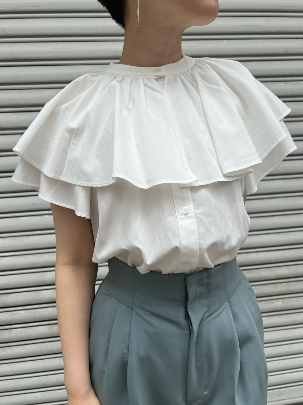 ホワイト系のシャツ/ブラウス、その他のサンダル、ブルー系のその他パンツを着用したレディースの夏コーディネートの3枚目の写真