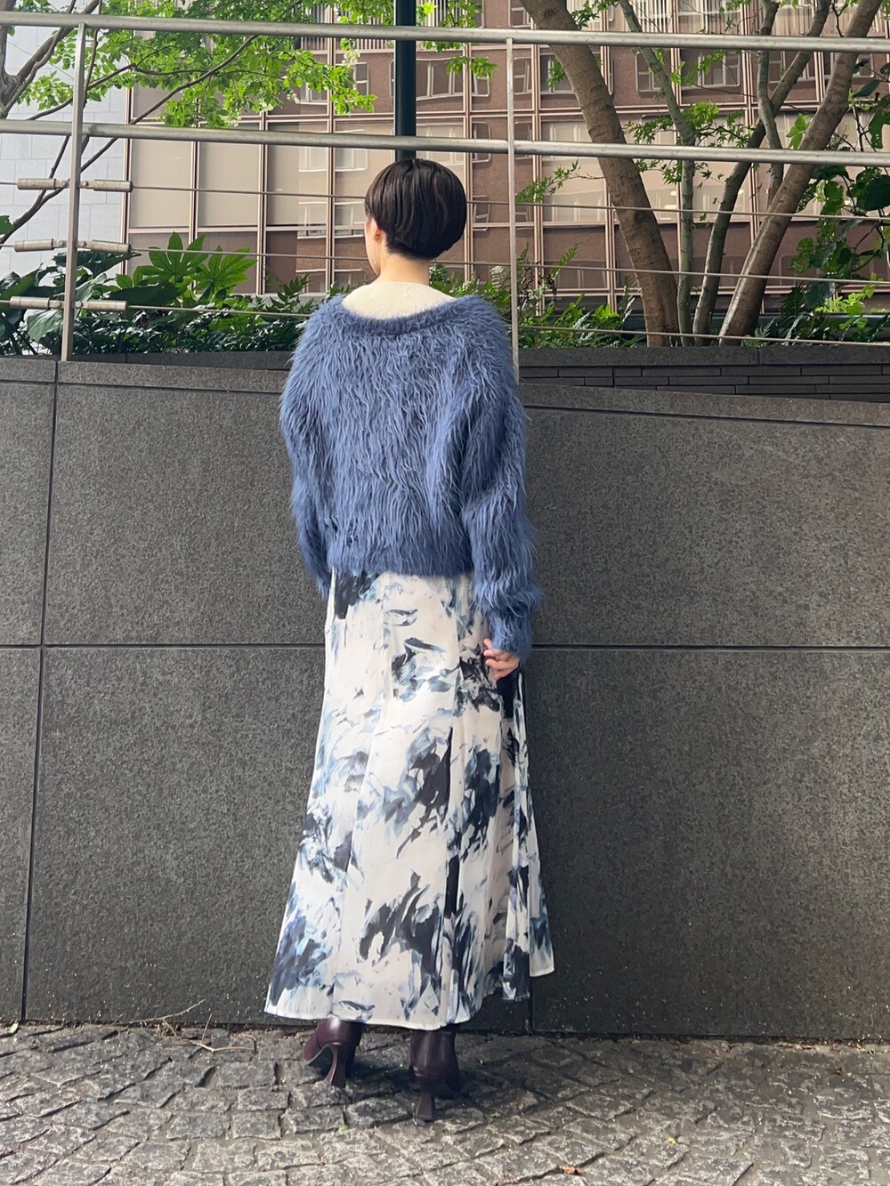 ブルー系のスカート、ブルー系のニット/セーター、ブルー系のカーディガン/ボレロを着用したレディースの秋コーディネートの2枚目の写真