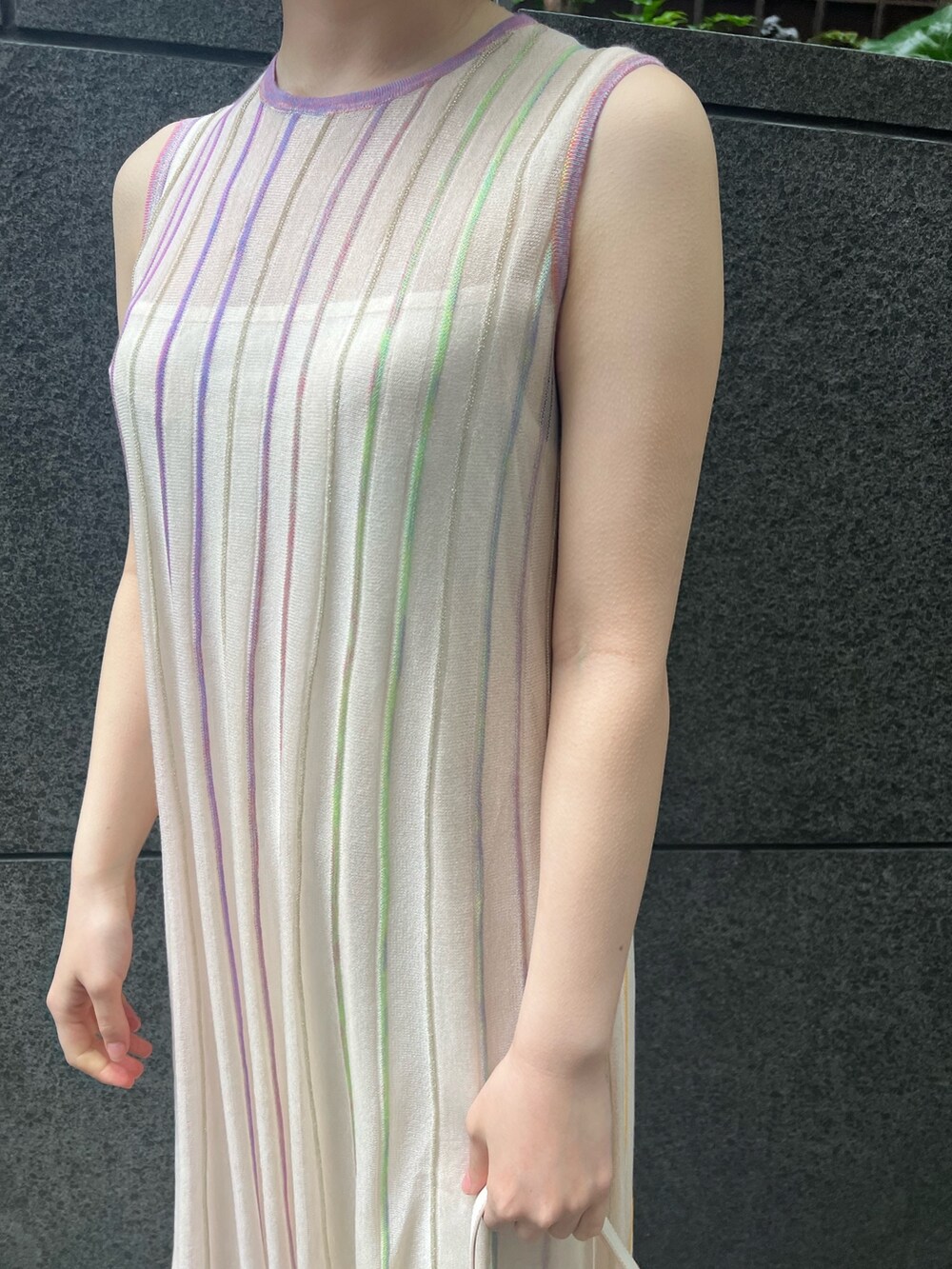 「LAGUNAMOONのナローストラップサンダル（サンダル、イエロー系）」を使った、RUNA ONISHIさん（レディース・163cm）の春コーディネートの5枚目の写真