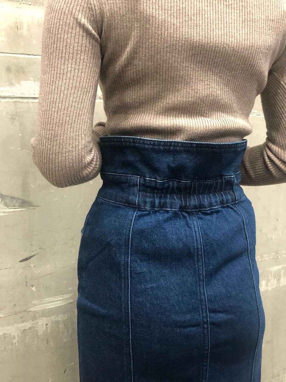 ベージュ系のニット/セーター、ブルー系のスカートを着用したレディースの冬コーディネートの8枚目の写真