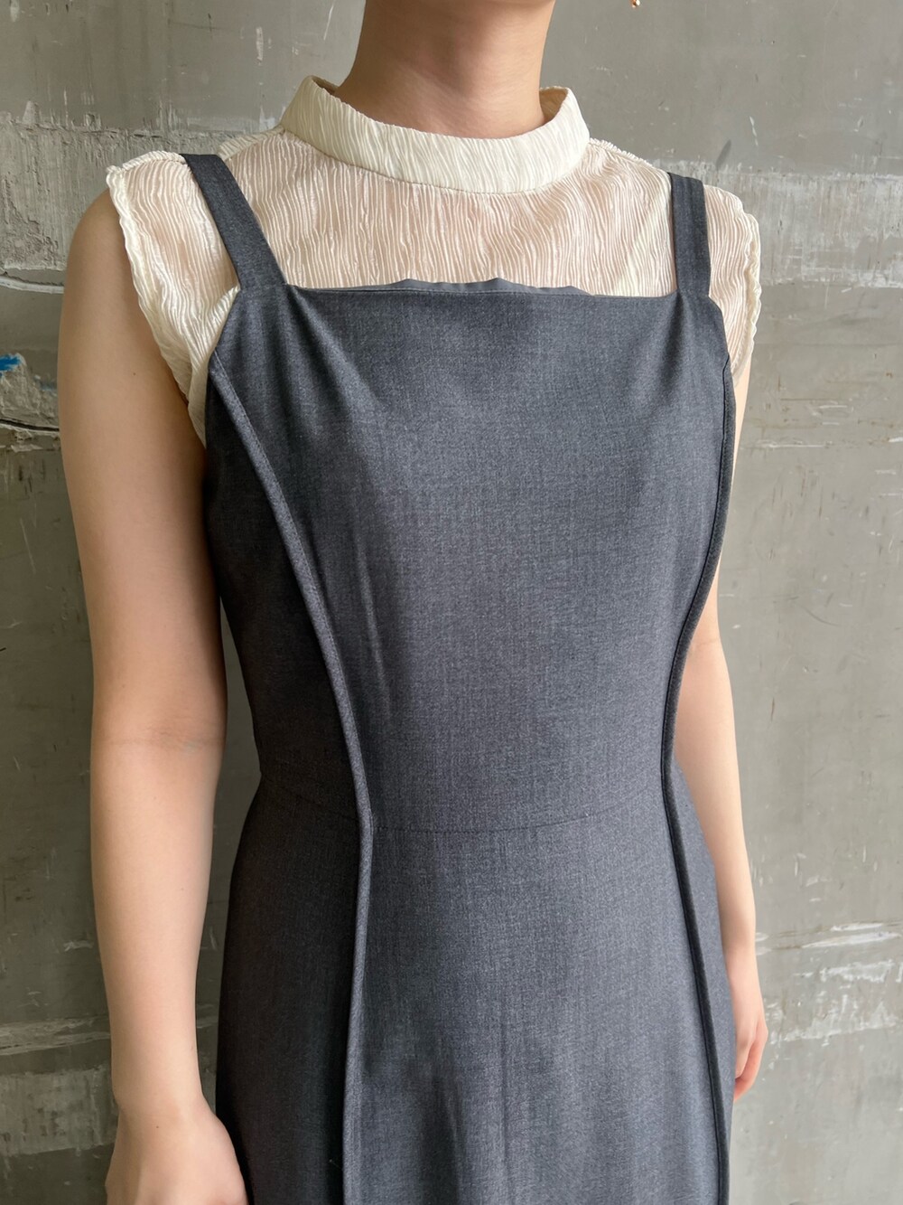 ホワイト系のシャツ/ブラウス、グレー系のワンピース、ブルー系のサンダルを着用したレディースの夏コーディネートの6枚目の写真