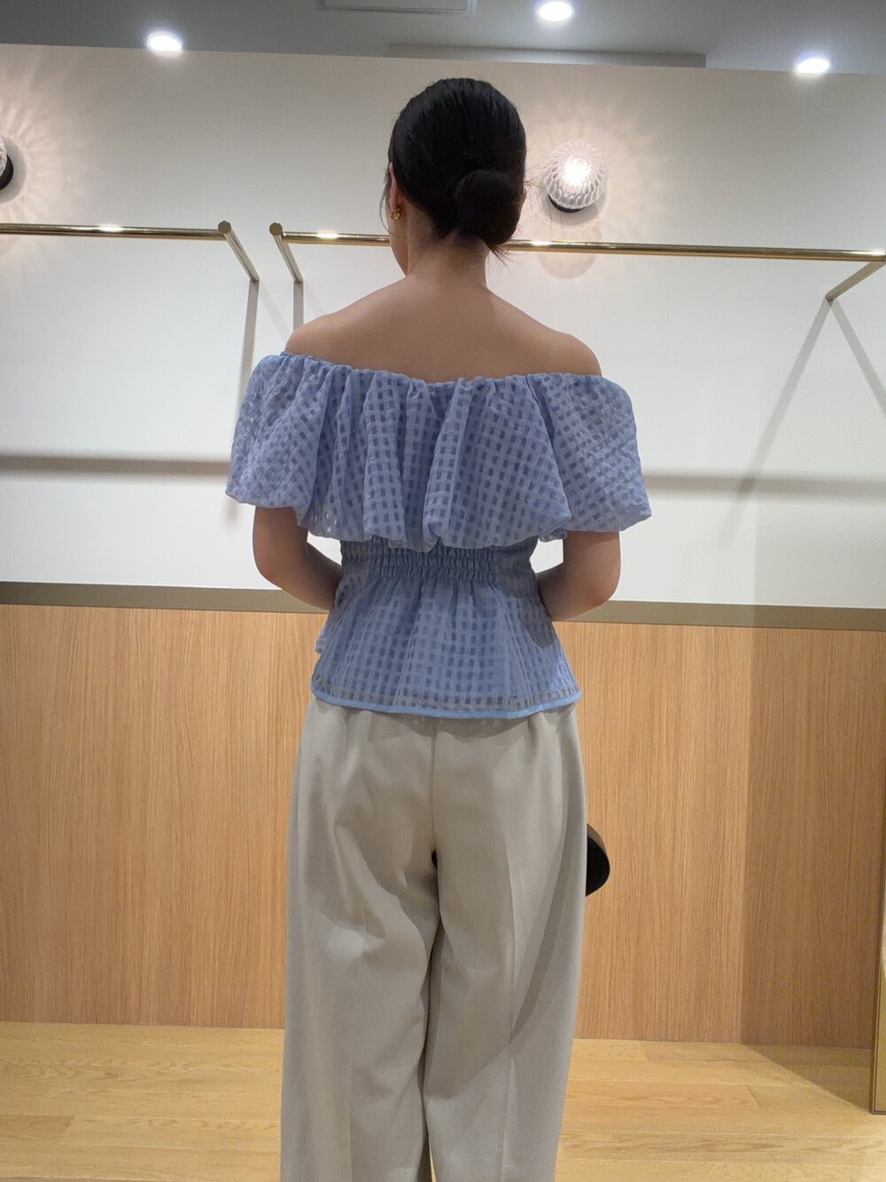 ブルー系のシャツ/ブラウス、ホワイト系のその他パンツ、ブラウン系のサンダルを着用したレディースの夏コーディネートの6枚目の写真