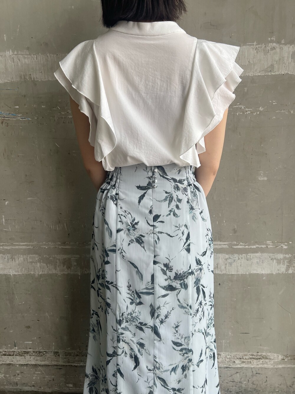 ホワイト系のシャツ/ブラウス、ブラック系のサンダル、ホワイト系のショルダーバッグを着用したレディースの春コーディネートの6枚目の写真