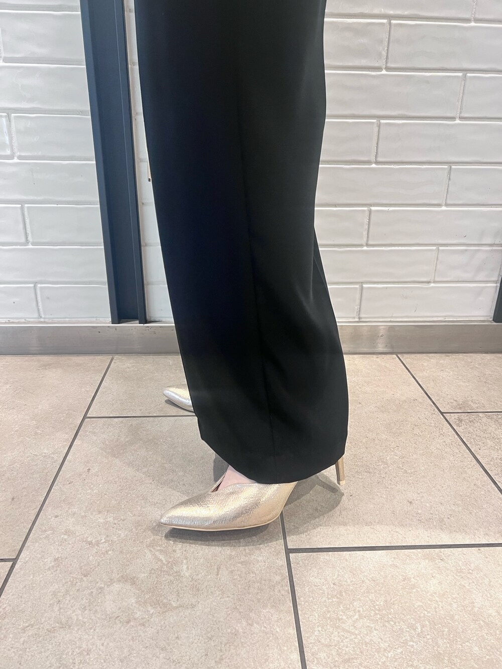 その他のパンツドレス、ゴールド系のパンプス、ゴールド系のクラッチバッグを着用したレディースの春コーディネートの10枚目の写真